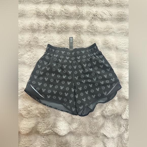 NWOT Disney x lululemon Hotty Hot High-Rise Short 4" Black size 4 - Picture 5 of 6